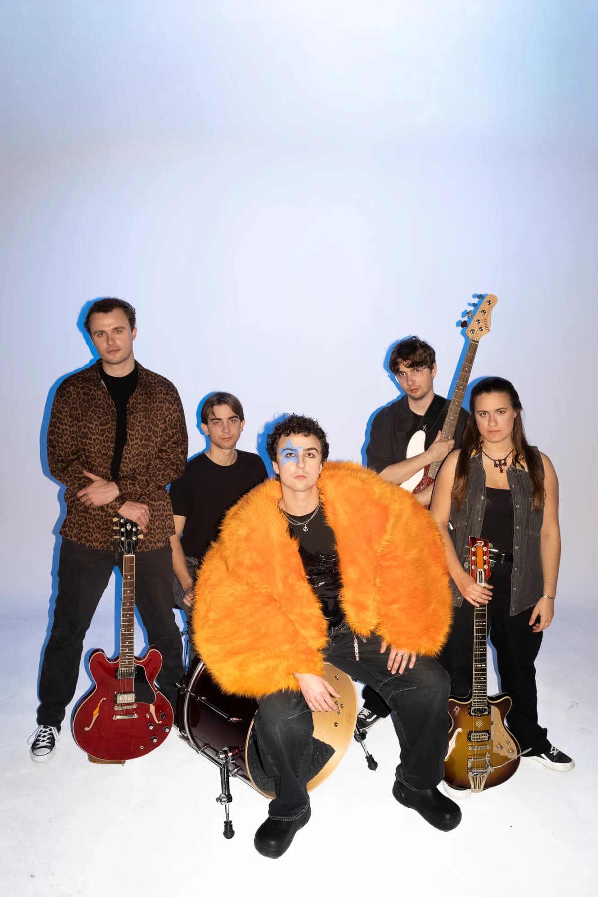 COSMÓ crouching with band behind